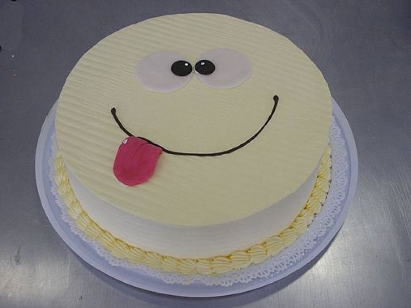 Торт улыбнись. Торт смайлик. Торт мордашка. Торт улыбка. Прикольный детский торт.